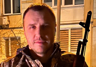 Кадр Дня. Макс Бурсак з автоматом захищає Україну 