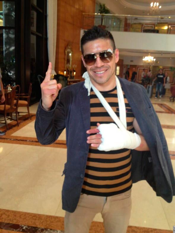 0453_sergio-martinez-broken-hand.jpg (.89 Kb)