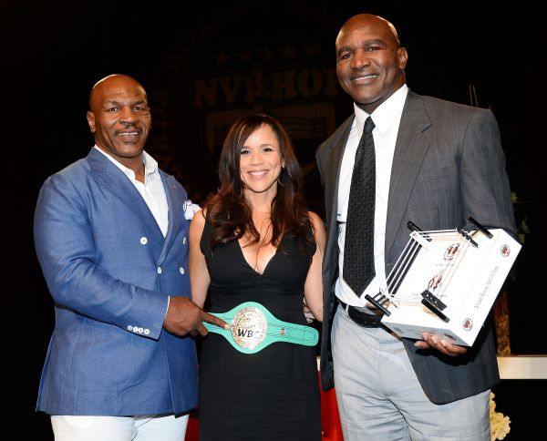 0895_mike-tyson_rosie-perez_evander-holyfield-nbhof-photo-by-ethan-miller_gettyimages.jpg (45.79 Kb)