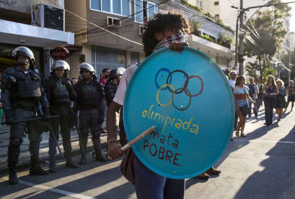 733098-akcija-protesta-protiv-provedenija-olimpijskih-igr-v-brazilii.jpg (52.01 Kb)