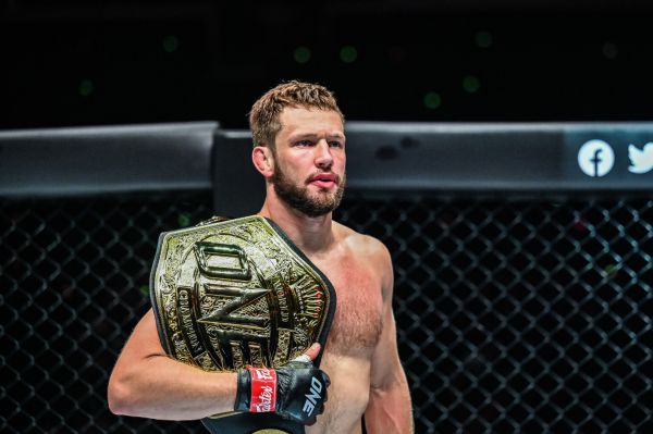   䳿  UFC on ABC 9  -...